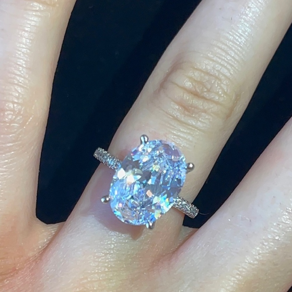 Stunning Beautiful Oval simulated diamond Engagement Ring